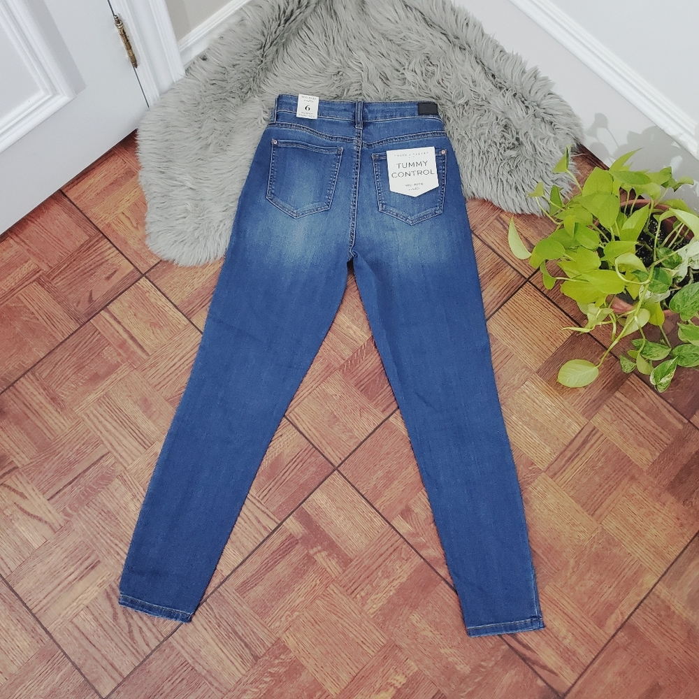 TRUTH + THEORY Mid Rise Tummy Control Fledible Jeans